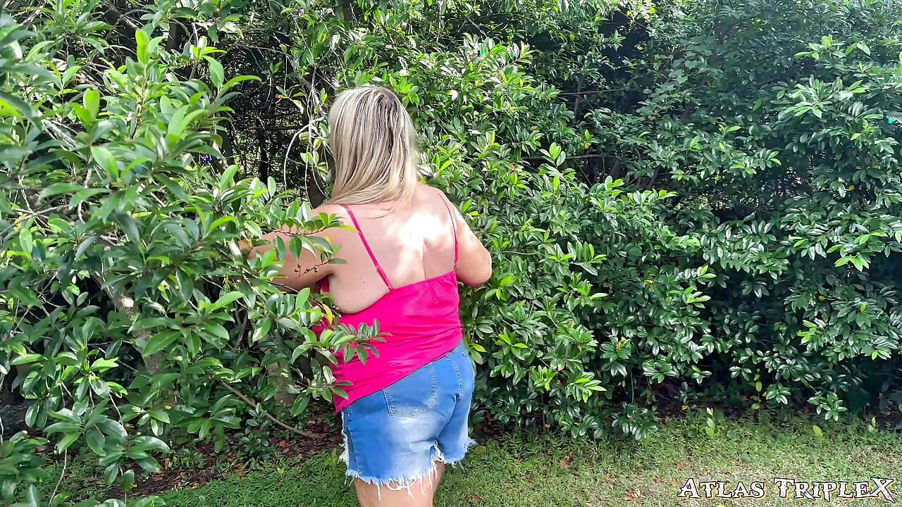 Backyard Blowjobs Episode 1 Venus Gets Covered