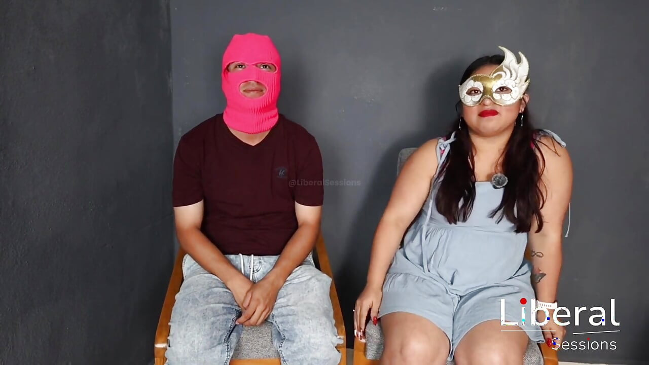 Jovem peituda tem seu primeiro trio de esposa gostosa