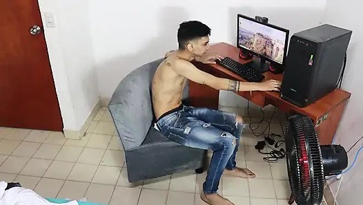 Gerçek amatör seks, yakışıklı üvey kardeşim odasına gidiyor ve penisine dokunduğunu görüyorum