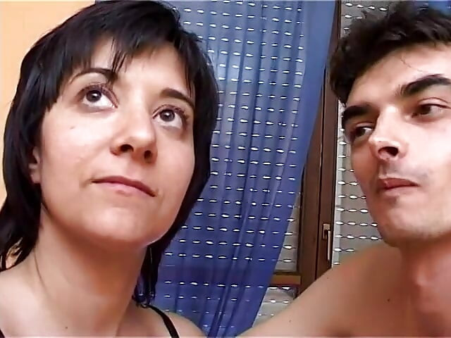 La MILF brune et la grosse bite