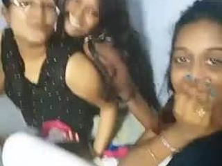 Meninas fofas fazendo selfies.mp4