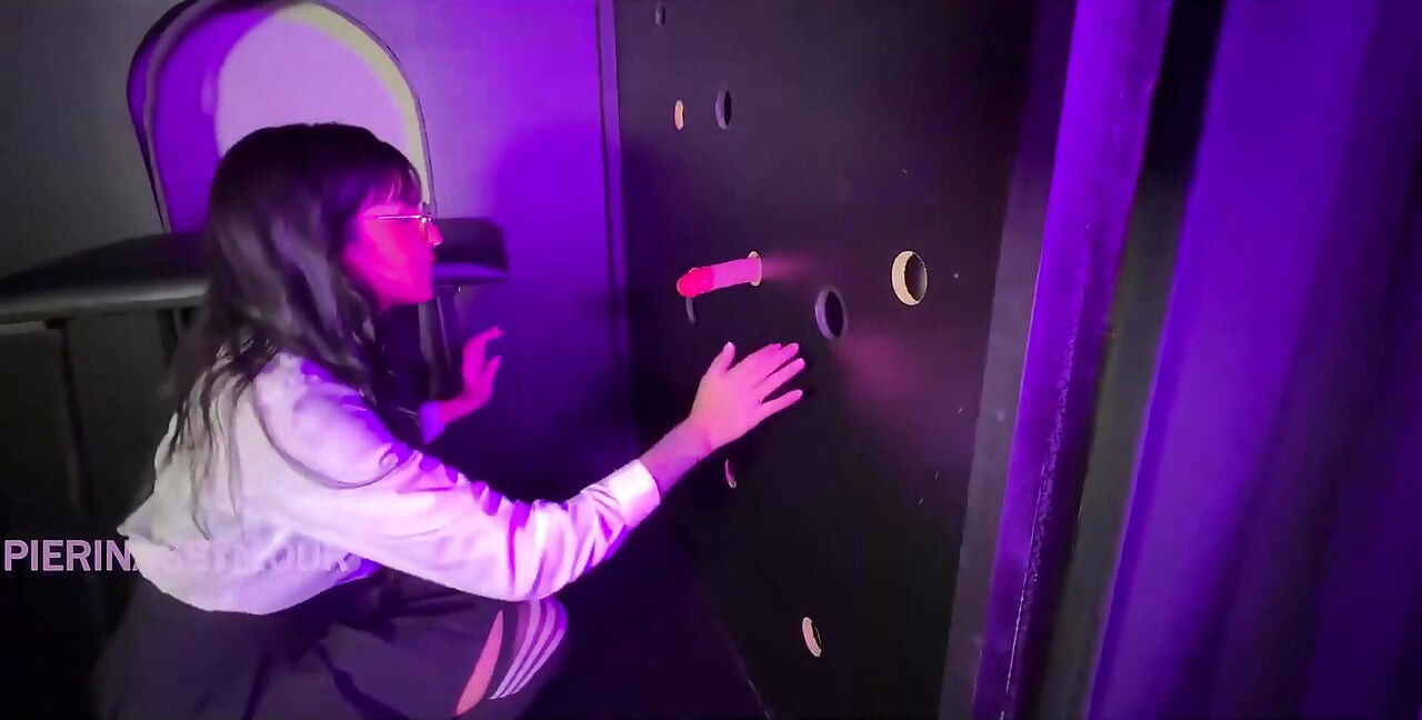 Morena con gran culo obtiene dos pollas en el gloryhole