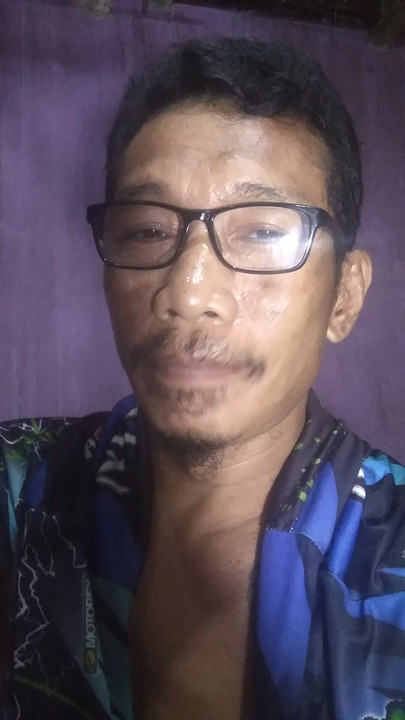 家でリラックスして