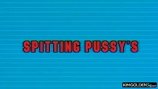 Leidenschaftlicher Dreier auf dem Sofa