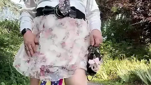 Dışarıda bir akşam için küçük çiçekli etek giymiş