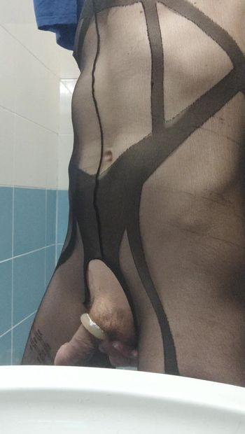 युवा लड़का नाइलन के नाइलन पहनी लंड को झटका देता है, बाथरूम में लंड हिलाता है