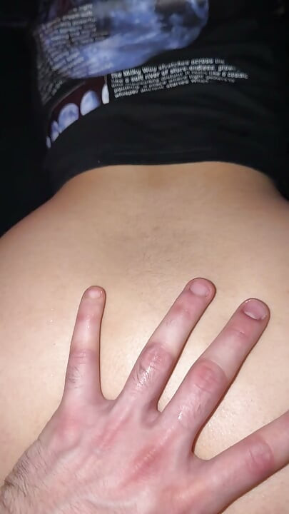 A minha namorada safada levanta a bunda para levar até ao fundo