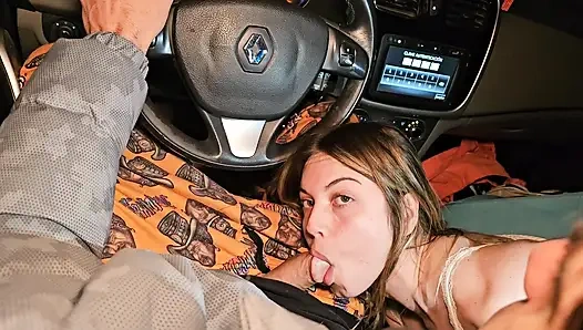 Мы пошли за покупками с парой друзей в машине, и мы вчетвером в конце концов занимаются сексом в машине.