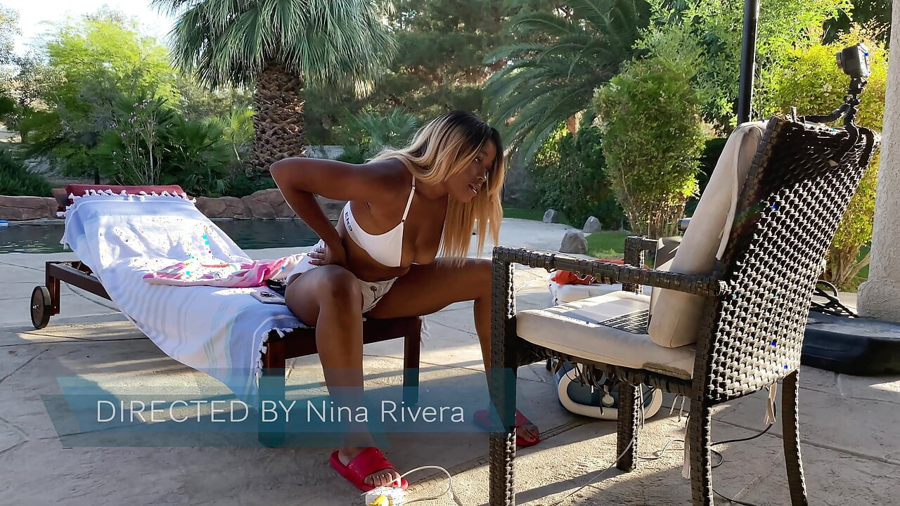 Show ao vivo de Nina Rivera à beira da piscina