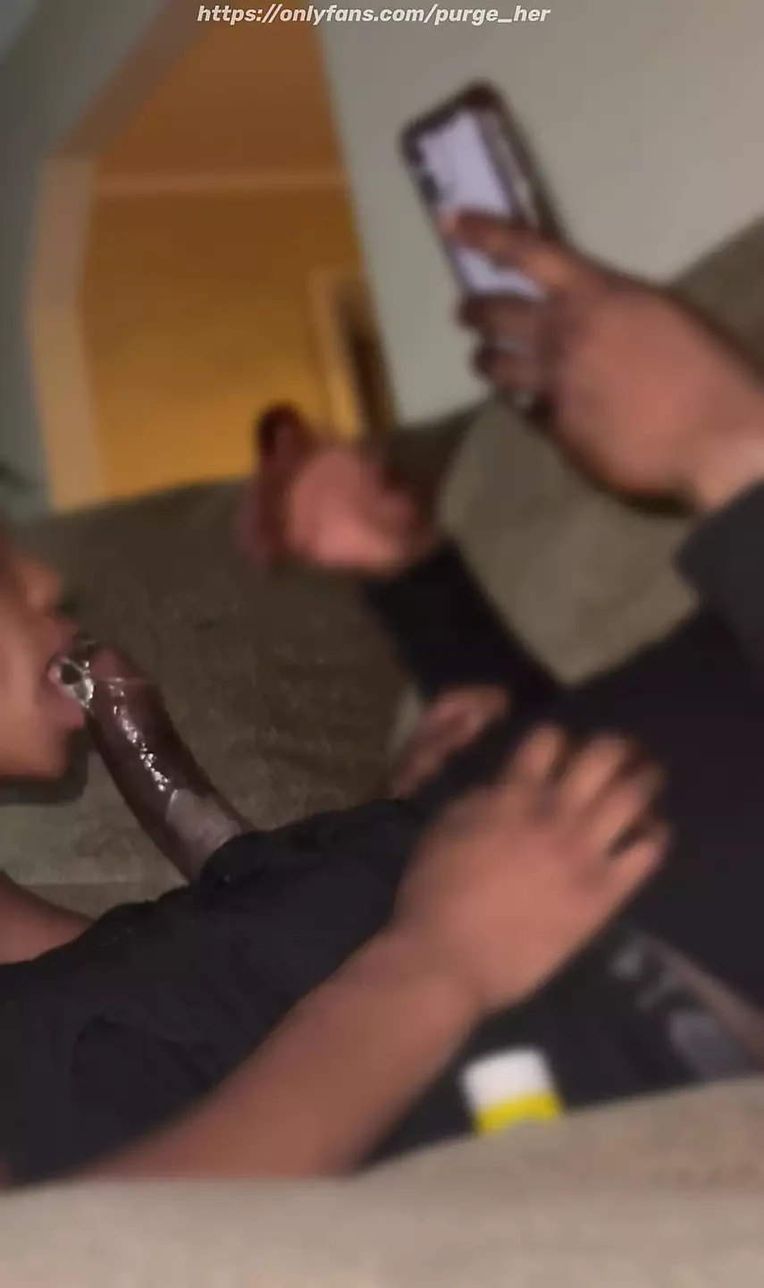 La sorellastra ha il mio cazzo in gola mentre sua madre è al piano di sopra nel letto. fare clic sul collegamento onlyfans per ulteriori informazioni