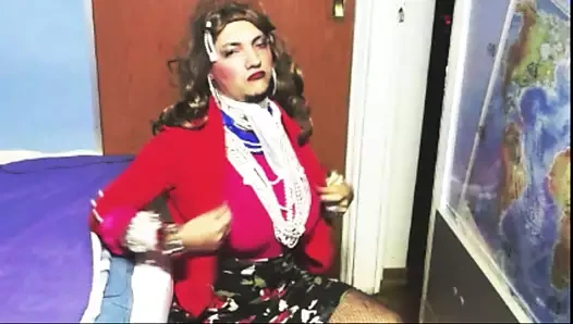 Crossdresser mastürbasyon yapıyor ve etrafına yeni bir bakış atıyor.