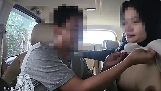 Азиатская фитнес-девушка в хиджабе делает минет, чтобы выпить сперму для повышения ее выносливости в машине - Minokiiko
