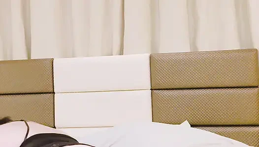 Pantat bahenol cewek semok ini digodain sama kontol besar