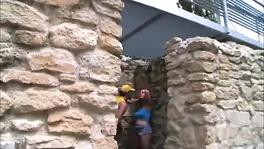 Blondine mit dickem arsch liebt den schwanz in der muschi im mund