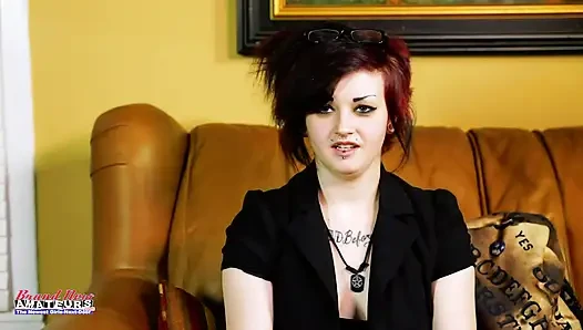 Marcie si cewek hot rambut cokelat lagi asik muasin memeknya pakai mainan seks!