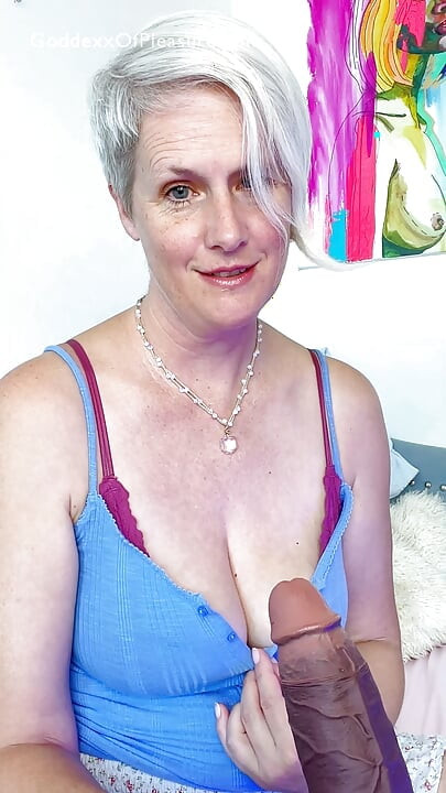 Best Friend's Mom Rate My Cock and Gave Me JOI
