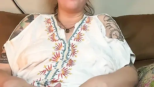 Курящая фетиш-милфа мастурбирует