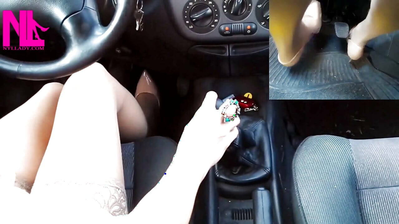 Sensueel rijden in naakte Gianvito Rossi's pompen en aftrekken van de versnellingspook van mijn auto