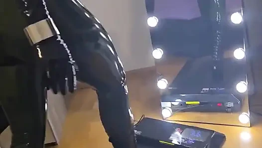 Ağzı tıkalı lateks köle kız koşu bandında midilli topuklu ayakkabılar ve bale çizmeleri içinde yürüyor ve sonunda orgazm oluyor ve yüzüne boşalıyor