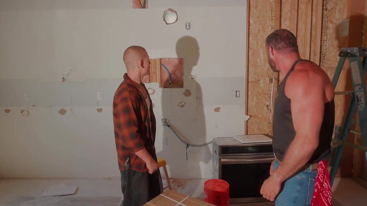 Hairy Foreman Fucks Ripped Construction Worker