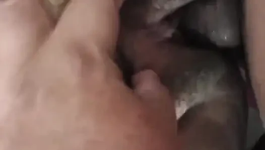 Трахаю толстую киску моей мачехи с открытыми ногами