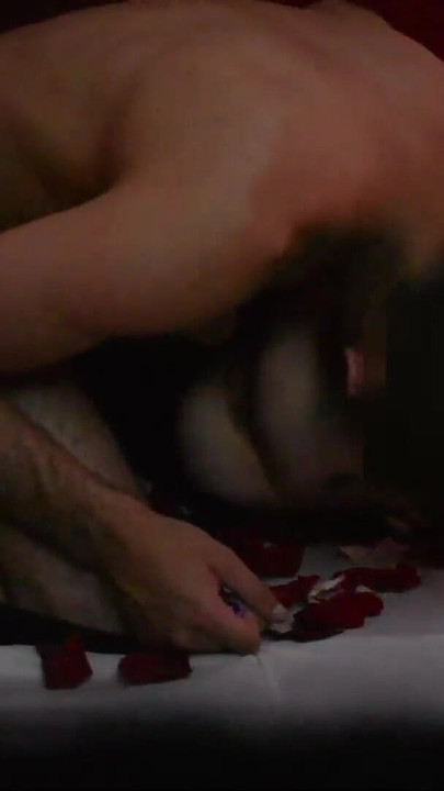 Mächtiger moment aus "Echtes paar hat sex am valentinstag"
