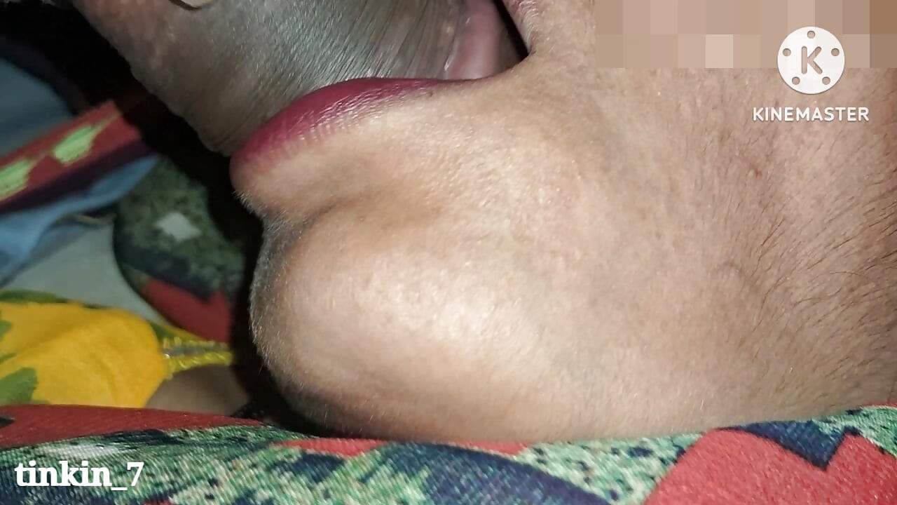 Wife of Desi village put her in her mouth