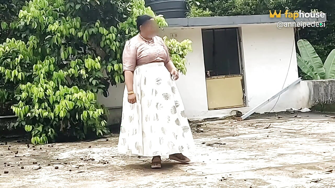 Beyaz etekli ve pembe tombul kız tamamen soyunuyor ve açık havada çıplak yürüyor