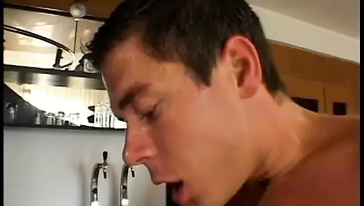 Tombul hatun iki şişman yarakla sikiliyor ve apartmanda kanepeye çarpıyor