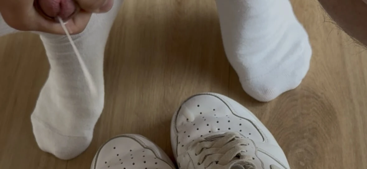 Prim-plan cu o încărcătură uriașă de spermă pe adidașii mei Nike AF1