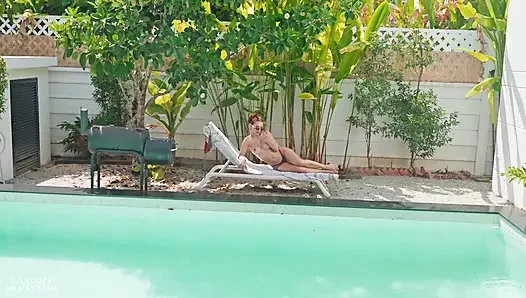 Ibu tiriku yang sange lagi berjemur sambil bugil sambil nunjukin apa artinya ngentot