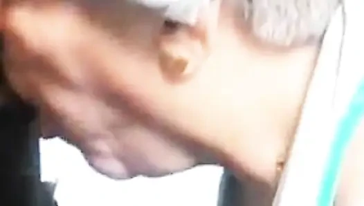 Pertama dia mengisap penisku, lalu aku meletakkan tanganku di memeknya.