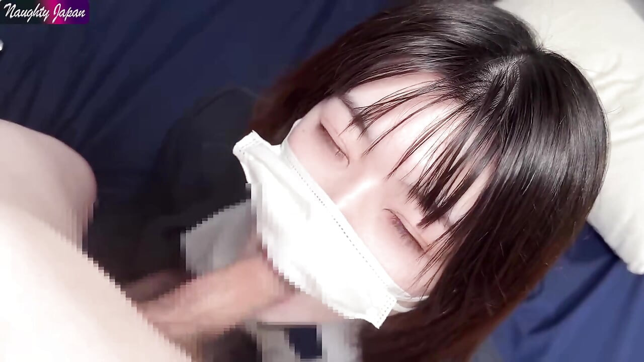 白半长头发的女人咨询。让她根据命令提供激烈的口交