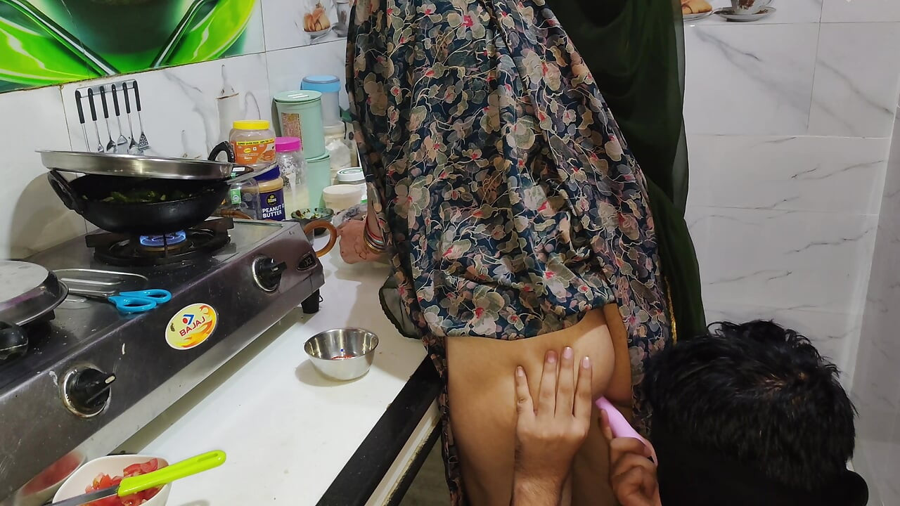 Desi bhabhi kitchen me khana bana rahi thi tabhi devar ne piche se le li bhabhi ki hardcore sex