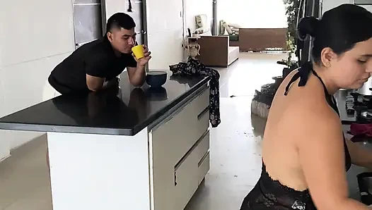 Я соблазняю своего сводного брата, пока не убеждаю его переспать со мной.