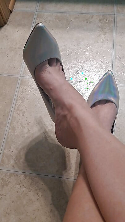 Tacón de aguja de zapatos colgando