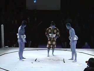 Um lutador de sumô sexy é totalmente despido. ao vivo