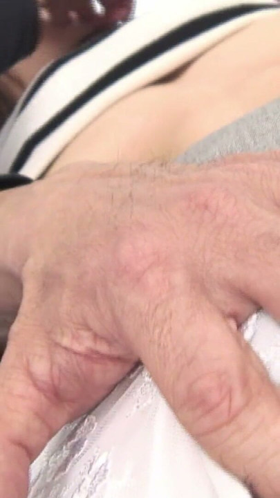 Seksi bebek masturbates ile bir yapay penis sonra gets memeler cumshot | Klip 2
