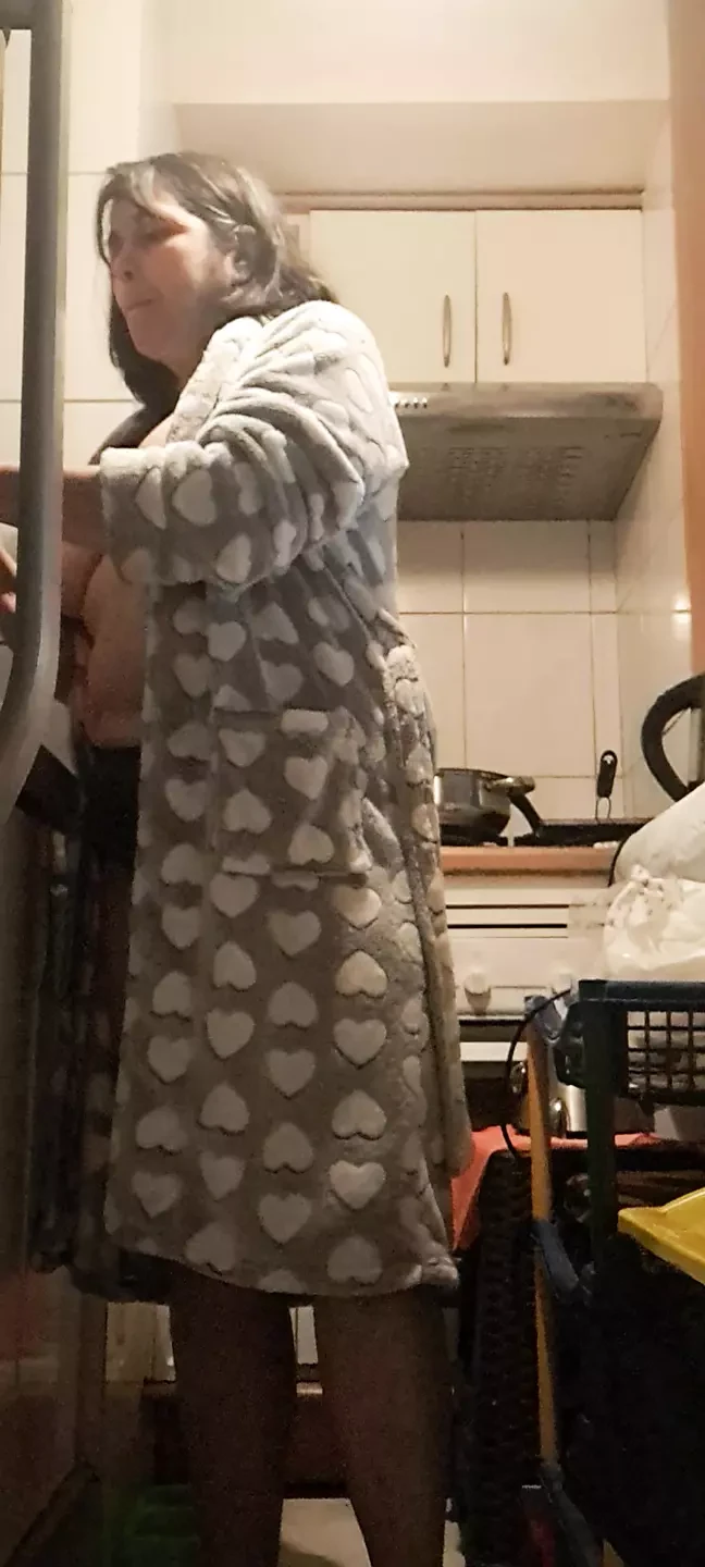 Une femme en culotte cuisine
