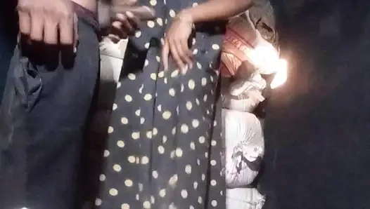 Hintli desi köylü üvey erkek kardeş evde ayaktaki üvey kız kardeşiyle sert sikişiyor