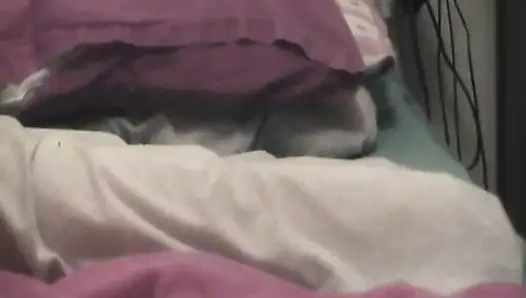 Вибратор ублажает киску