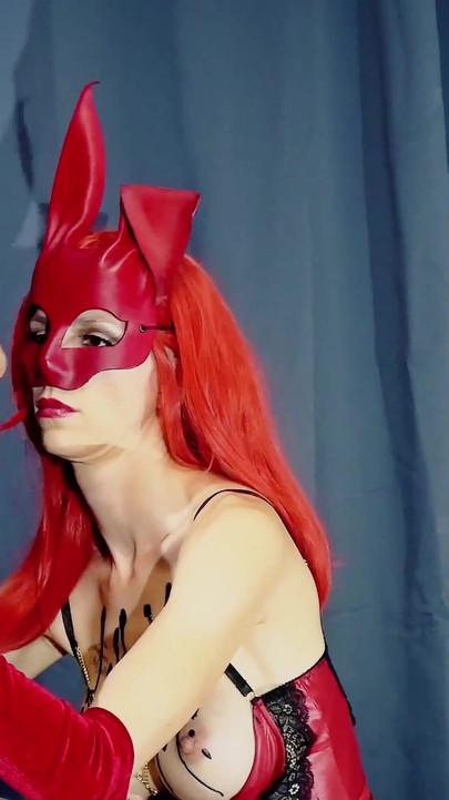 Vidéo de costume d’Halloween, partie 2 - un lapin coquin veut une carotte et reçoit une gorge profonde | Clip 1