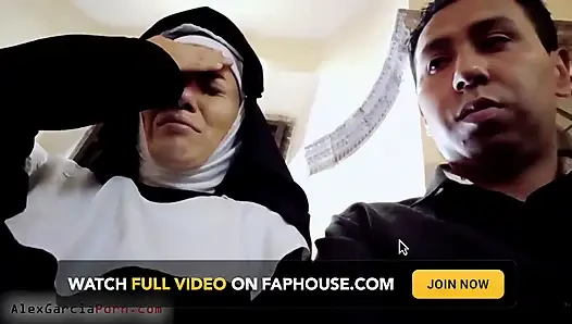 Ccbh-nonne Raymunda befriedigt sich in ihrem zimmer mit einer karotte