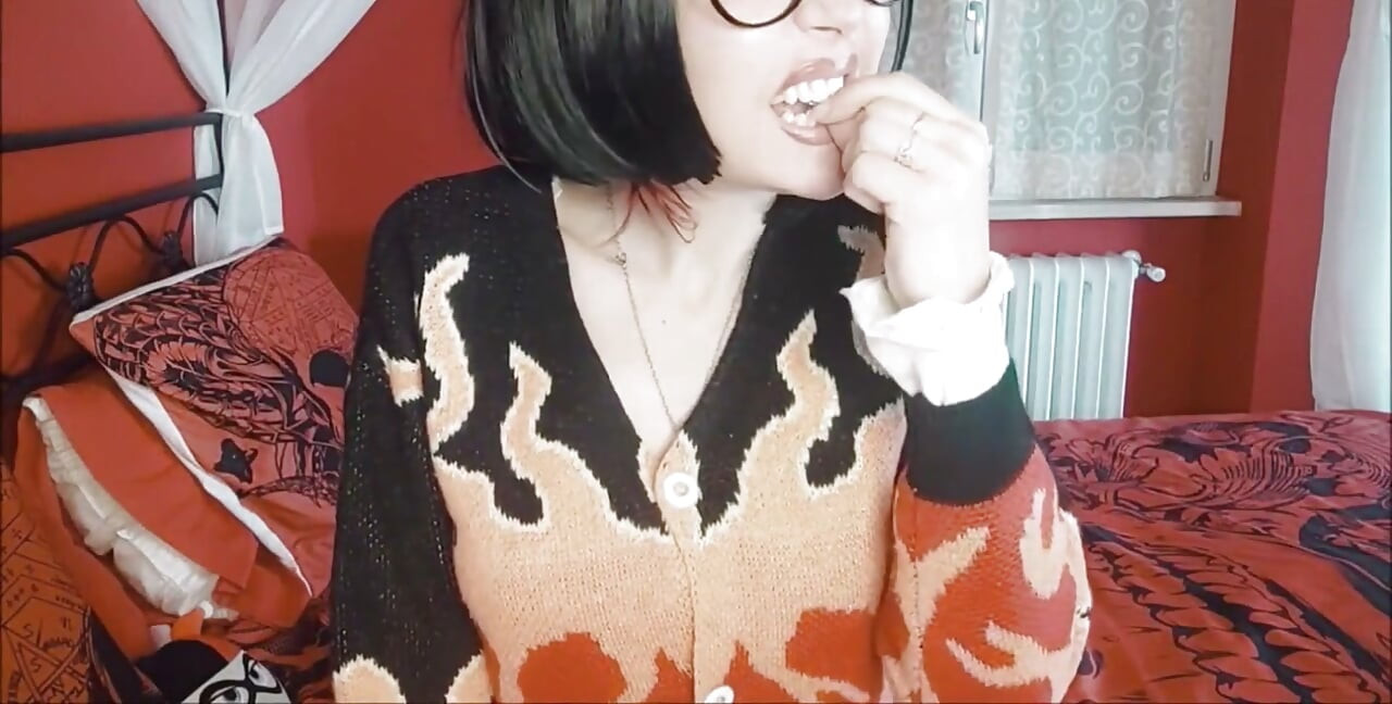 Oh, Doamne! Această uriașă sexy are nevoie de mai mulți bărbați ca tine să-i consumi