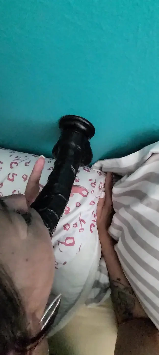 人妻在吮吸假阳具时被干