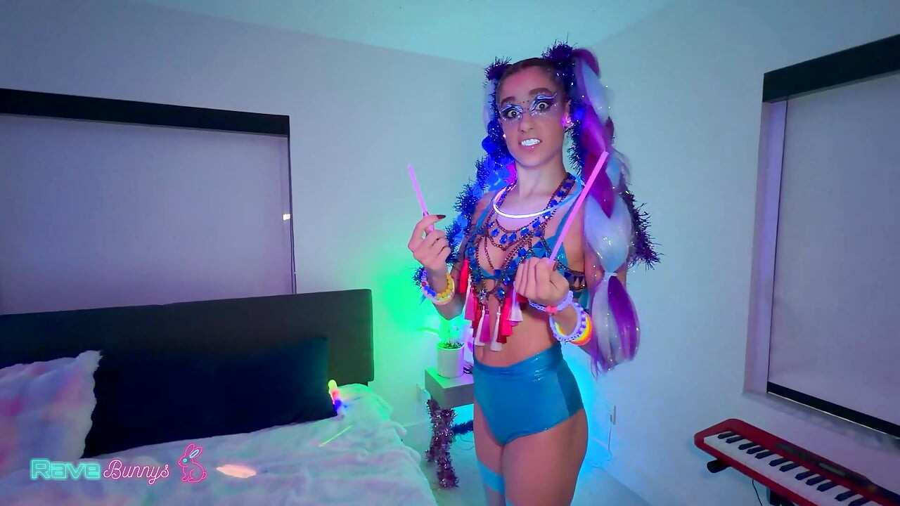 Neon bebê Madison Steel vive uma fantasia de DJ neon em uma rave privada!