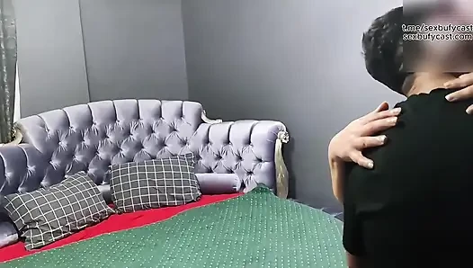 Er fickt seine cuckold-Frau mit jemand anderem. VOLLSTÄNDIGES VIDEO