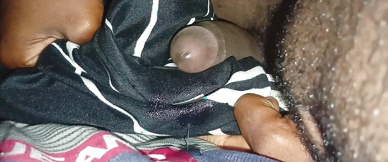 Esfregando esperma no pau para ver se causou uma reação química