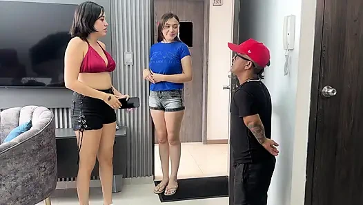 Маленький отчим с жестким и огромным членом дает возбужденной подруге своей падчерицы жесткий трах, пока он не кончит со всей своей богатой спермой.