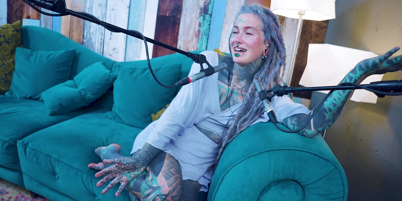 Hablo de G - Grattitude - ASMR podcast sfw hablando gótica flaca chica dreadlocks tatuada modelo tatuada chica tatuada